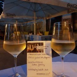 Landgasthof Zum Schwarzen Adler - Welschriesling Sabathi links, GRÜVE Jurtschitsch Langenlois rechts