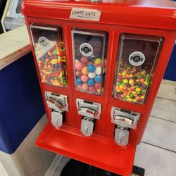 Sue's Laundromat - Old school bubble gum machines.