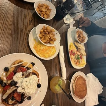 Another Broken Egg Cafe - American Near Me - Orlando, Florida