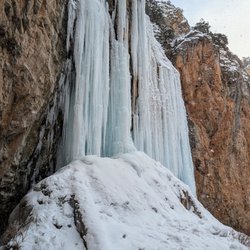 Rifle Mountain Park - Ice Caves | Instagram: @telephonesmoothie