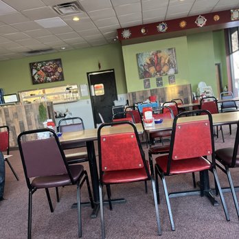 Louie's Grill - Partial dining area - Cuban Near Me - Hilliard, Ohio