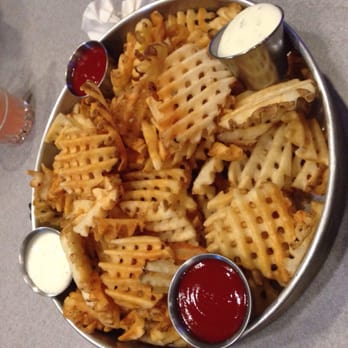 Earl's On the Avenue - Sports Bars Near Me - Seattle, Washington