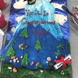 Mountain graduation pull-apart cupcake cake