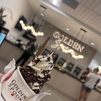 Golden Spoon - Old-fashioned vanilla w/chocolate sprinkles - Ice Cream & Frozen Yogurt Near Me - Bakersfield, California Golden Spoon - Old-fashioned vanilla w/chocolate sprinkles - Ice Cream & Frozen Yogurt Near Me - Bakersfield, California