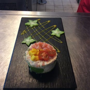 Les Artistes - mille feuille avocat, crabe crevette et coulis de mangue - French Near Me - Massy, 91 Les Artistes - mille feuille avocat, crabe crevette et coulis de mangue - French Near Me - Massy, 91