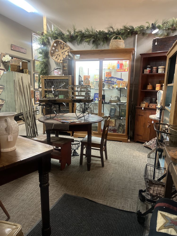 SANDWICH ANTIQUE MART Updated September 2024 2300 East Route 34