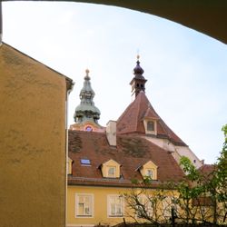 Pfarramt Hl Blut - Stadtpfarrkirche Graz vom Innenhof aus gesehen