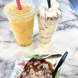 Green tea peach mango boba, fresas con crema, tostielote