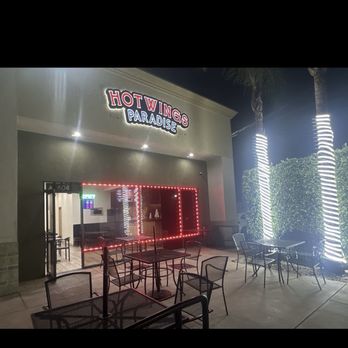 HOT WINGS PARADISE