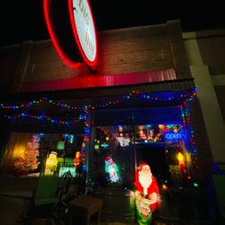 The Dig Inn - View from the front during the holidays.