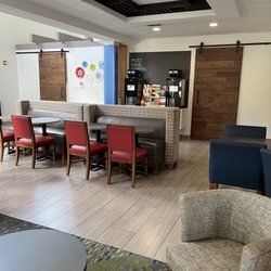 Holiday Inn Express & Suites Fredericksburg - Lobby