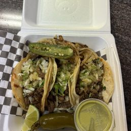 Asada tacos with grilled jalapeño and onions Asada tacos with grilled jalapeño and onions