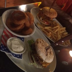 Folsom Prison Diner - Oben: Der Chicago Bacon Burger Unten: Der Ohio Peanut Butter Burger mit Onion Rings