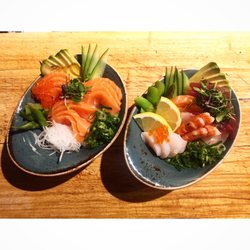 Jonathan Sushi - Kaisendon Plain & Mix Bolle med ris, toppet med tynn skåret fisk, rettich, avokado, agurk, asparges og rogn.