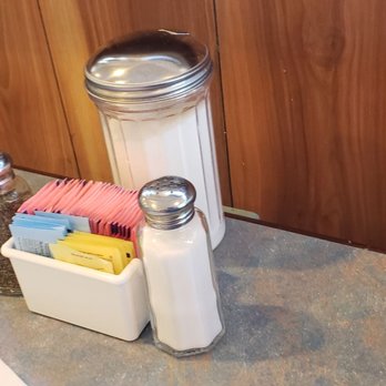 Pilich Station Grill - Table fixings. - American Near Me - Blue Island, Illinois