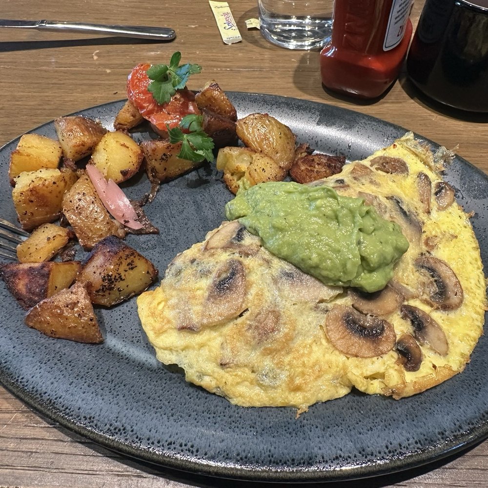 omelet with mushrooms and guacamole
