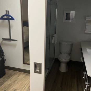 Hampton Inn Boise - Airport - Restroom in King room - Hotels Near Me - Boise, Idaho Hampton Inn Boise - Airport - Restroom in King room - Hotels Near Me - Boise, Idaho