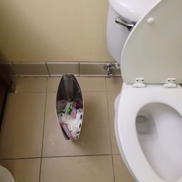 No trash bags orovided.