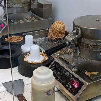 Jeni's Splendid Ice Creams - Waffle bowl making station - Ice Cream & Frozen Yogurt Near Me - Dallas, Texas
