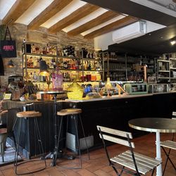 Bubita Bar - Quaint indoor & outdoor seating options