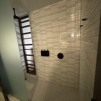 South Congress Hotel - Bathroom - Hotels Near Me - Austin, Texas South Congress Hotel - Bathroom - Hotels Near Me - Austin, Texas