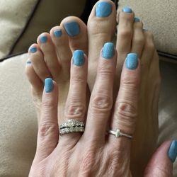 Lee Nail - Very happy customer!! They always fit me when I call last minute. Fhou (sp?) does a great job with my dip mani and my gel pedis!!