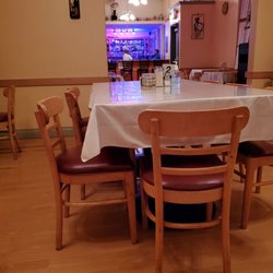 Ras Dashen Ethiopian Cuisine - Empty table ready and bar toward the front