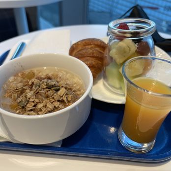 The Centurion Lounge - Continental breakfast before 7 - Airport Lounges Near Me - Jamaica, New York