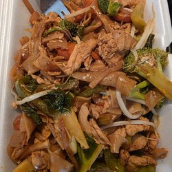 Manee Thai Cuisine - Drunken noodles with chicken