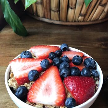 Cedarhurst Cafe - Açaí bowl with blueberries, strawberries, and granola - Cafes Near Me - New Haven, Connecticut