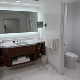Nice, bright and good size bathroom. Nice, bright and good size bathroom.