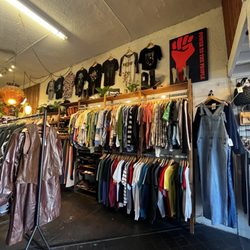 La Loupe Vintage - Inside (clothing selection)