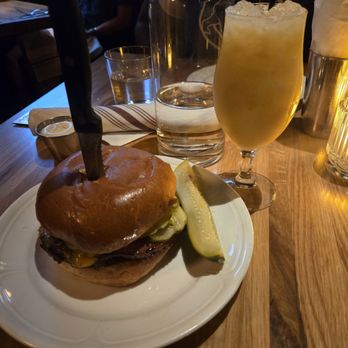 Au Cheval - Single Cheeseburger with Painkiller - Bars Near Me - Chicago, Illinois