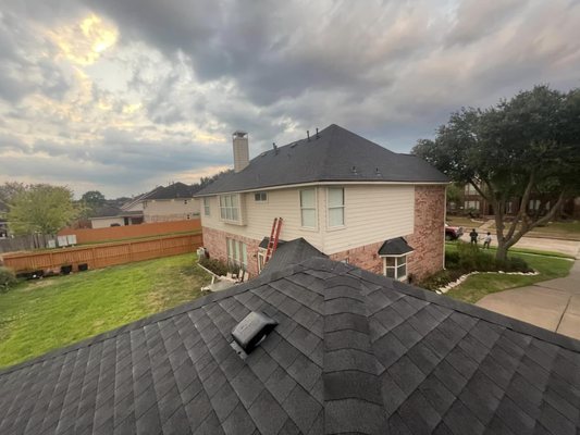 Tellomade Roofing & Construction Logo