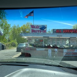 Val's Drive-In - Traditional drive in!