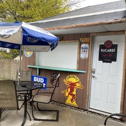 Rudy's - Is that an outdoor tiki bar? Yessssss!!!