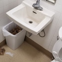Mountain Pizza & Taproom - Mens bathroom filthy just after opening