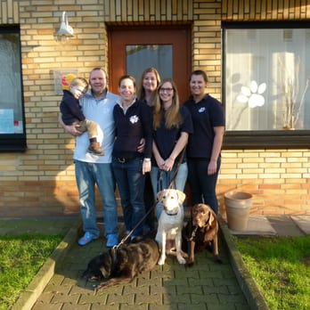 Wolfgang Kahle - Unser Team vor der Praxis - Veterinarians Near Me - Dusseldorf, NW Wolfgang Kahle - Unser Team vor der Praxis - Veterinarians Near Me - Dusseldorf, NW