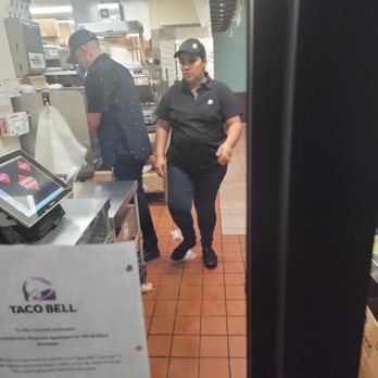 Taco Bell - rude manager who gave me the dirty looks & told me she didnt care whether i arrived a minute before closing time - Fast Food Near Me - Bellevue, Washington Taco Bell - rude manager who gave me the dirty looks & told me she didnt care whether i arrived a minute before closing time - Fast Food Near Me - Bellevue, Washington