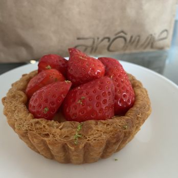 Arôme Bakery - Strawberry lime tart - Bakeries Near Me - London, XGL Arôme Bakery - Strawberry lime tart - Bakeries Near Me - London, XGL