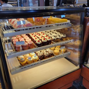 Liliha Bakery - Display case - Bakeries Near Me - Honolulu, Hawaii