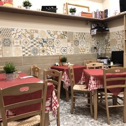 Pasta e... - The seating area. Don't be put off by the fluorescent lights, the food is better than an upscale restaurant.