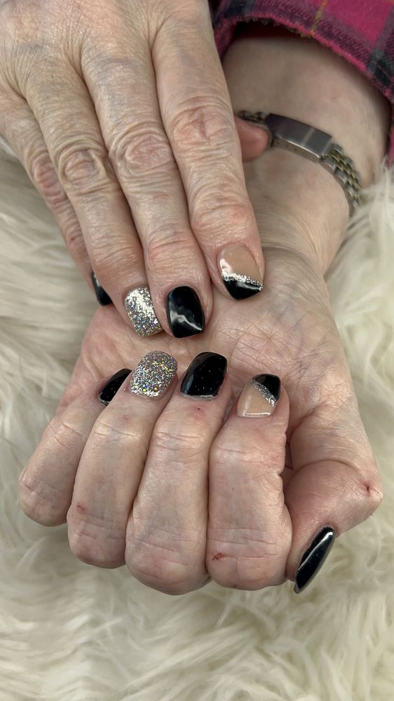Shelby Nails Logo