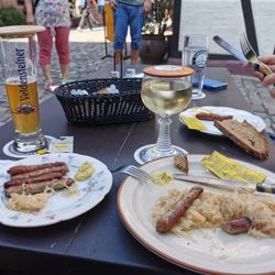 Fränkische Weinstube - Nürnberger Würste geteilt