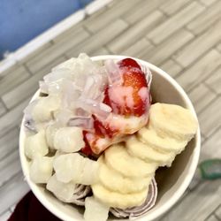 ICICLES - Toppings: banana, lychee jelly, strawberry