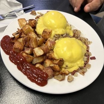 Classic Kitchen Cafe - Hash Benedict - Breakfast & Brunch Near Me - Westford, Massachusetts Classic Kitchen Cafe - Hash Benedict - Breakfast & Brunch Near Me - Westford, Massachusetts