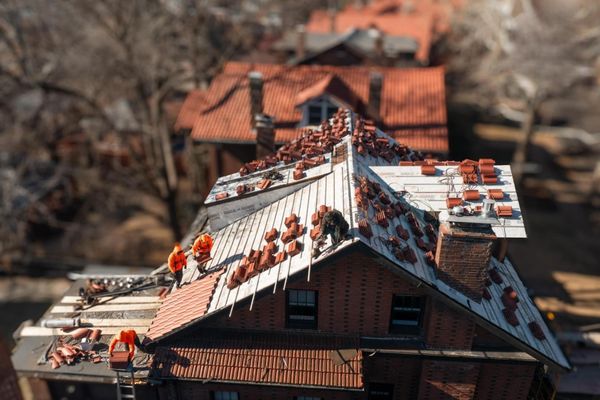 Pro Roofing Contractor Logo