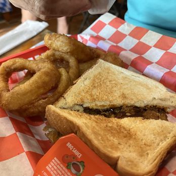 Two Tire Tavern - Pulled pork - Bars Near Me - Helen, Georgia