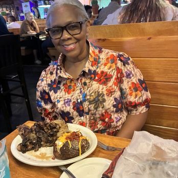 Texas Roadhouse - Moms steak - Steakhouses Near Me - Coconut Creek, Florida