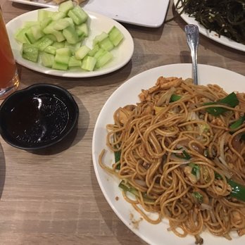 Dumpling Inn - Seaweed salad, cucumber salad and chicken chow mein. Can you say delicious!?!! - Chinese Near Me - San Diego, California